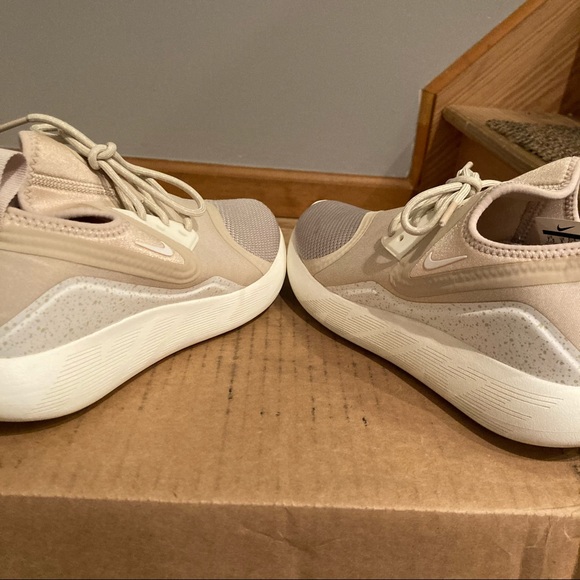 nike running sneakers - Picture 4 of 5